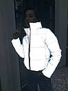 Жіноча демісезонна світловідбиваюча коротка куртка на блискавці з коміром стійкою 65KU340, фото 5