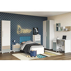Білий набір меблів Твіст з фасадами глиняний сірий і холодний блакитний в кімнаті підлітка хлопчика