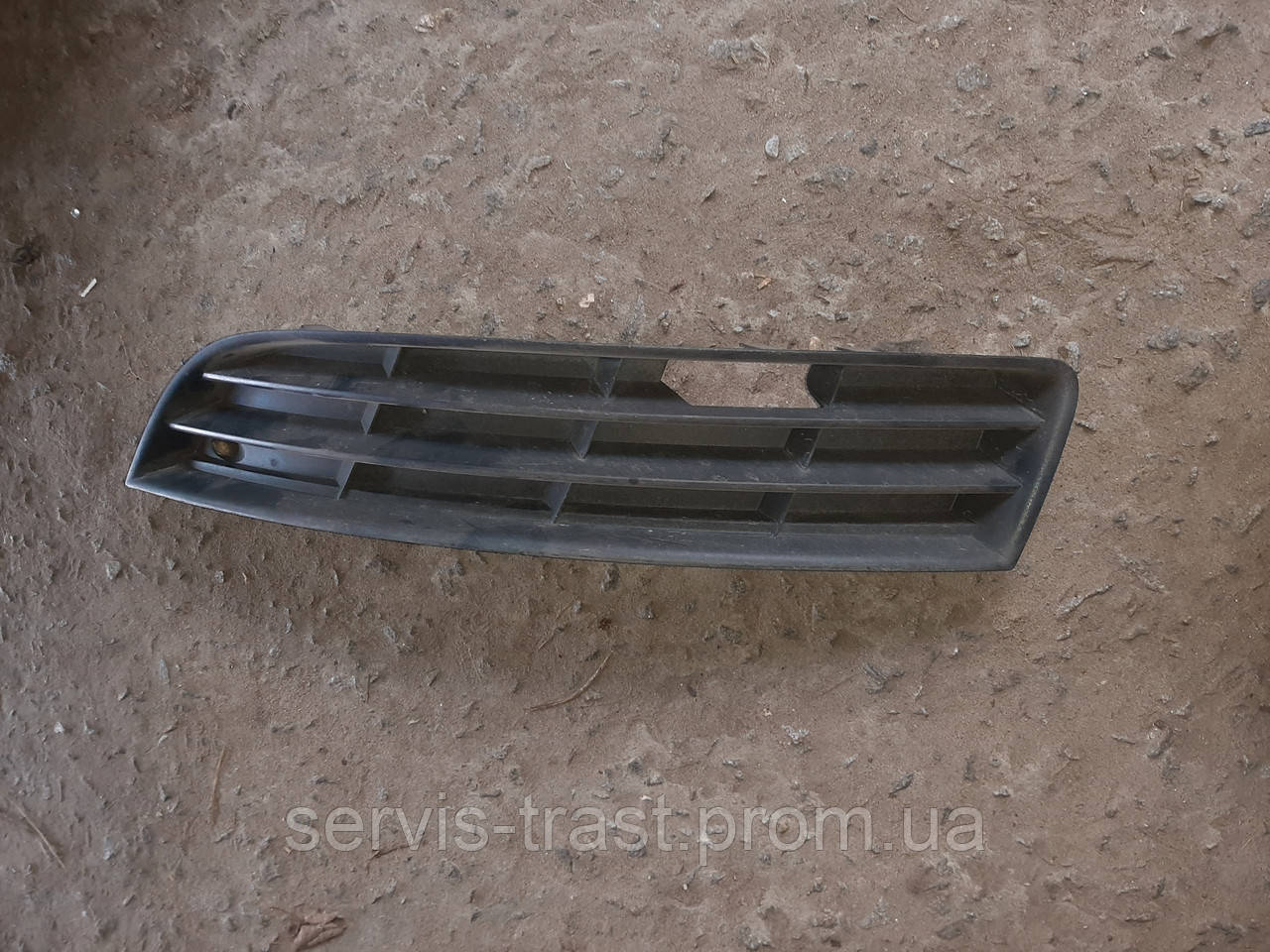Решітка переднього бампера ліва Volkswagen Passat B6