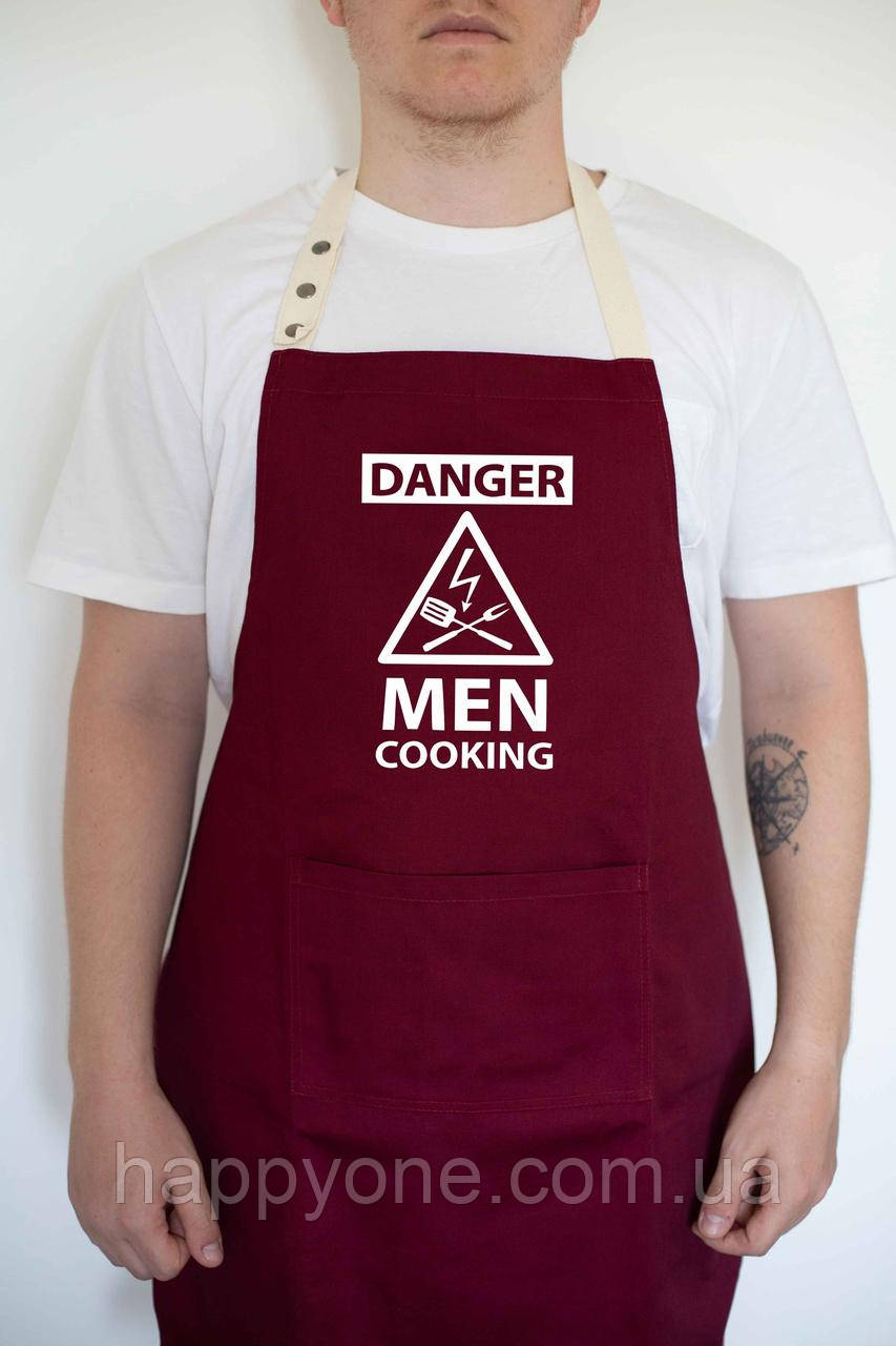 Чоловічий фартух для кухні з прикольним принтом Danger men cooking (бордовий)