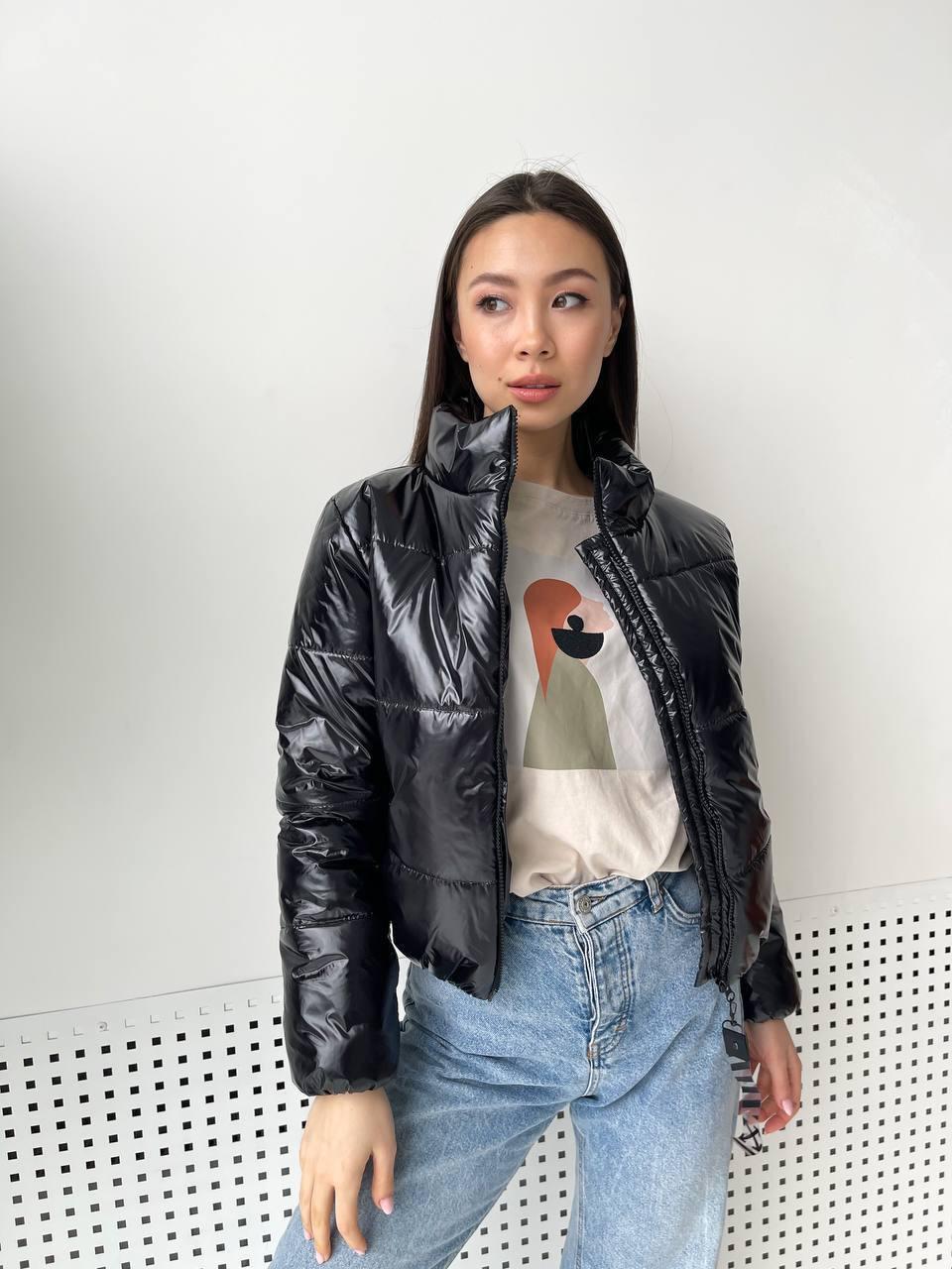 Лакова коротка куртка жіноча демісезонна з коміром стійкою (р. 42-48) 65KU906, фото 1