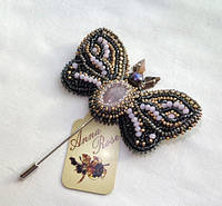 Брошь бабочка ручной работы из бисера и розового кварца "Серый мотылек"