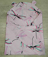 Фланелевая пеленка уголок с ушками после купания розового цвета со стрекозами для новорожденных