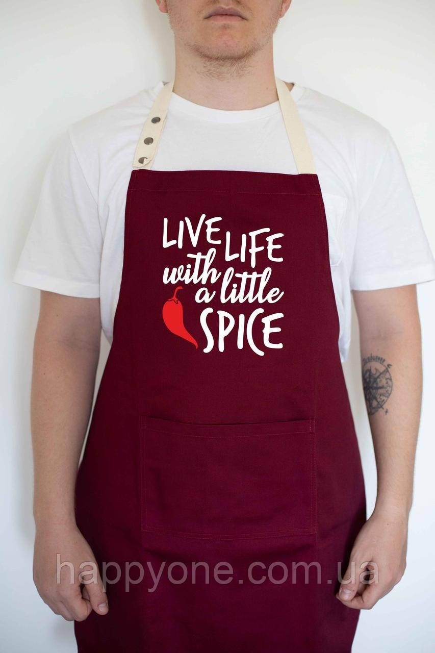 Прикольний фартух для кухны з написом "Live life with a little spice" бордовий