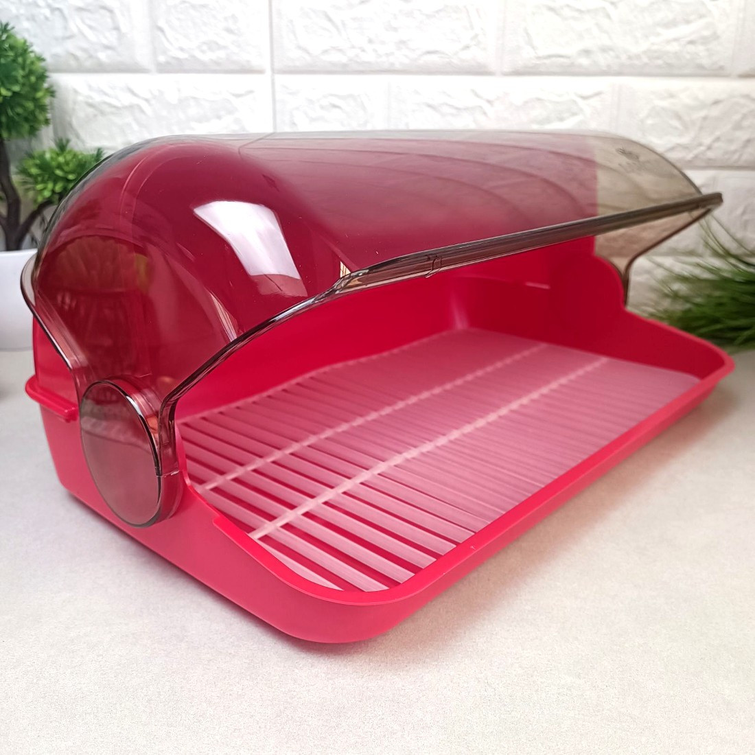 Червона пластикова хлібниця з відкидною кришкою невеликого розміру