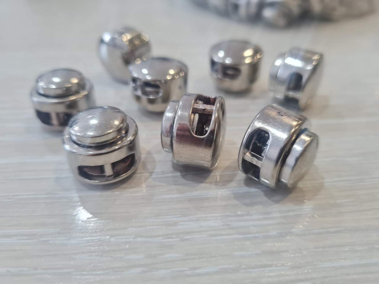 Фіксатор шнура пластиковий 18 мм пломба нікель, фото 1