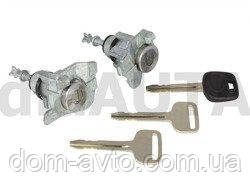 Toyota Hiace 2005- вкладиші замків передніх дверей 2 шт.