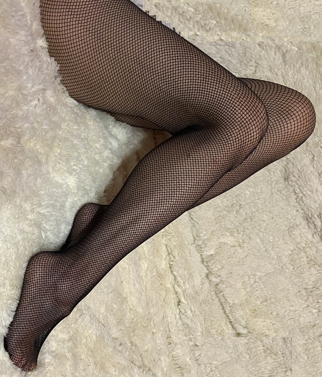 Малолетка в колготках Молодая элегантная модель в боди и колготках улыбается ...