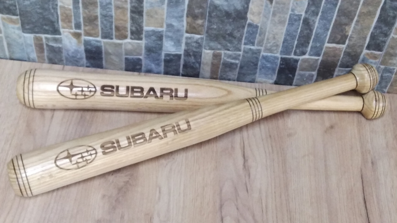 Бейсбольна дерев'яна бита з логотипом авто "Subaru"