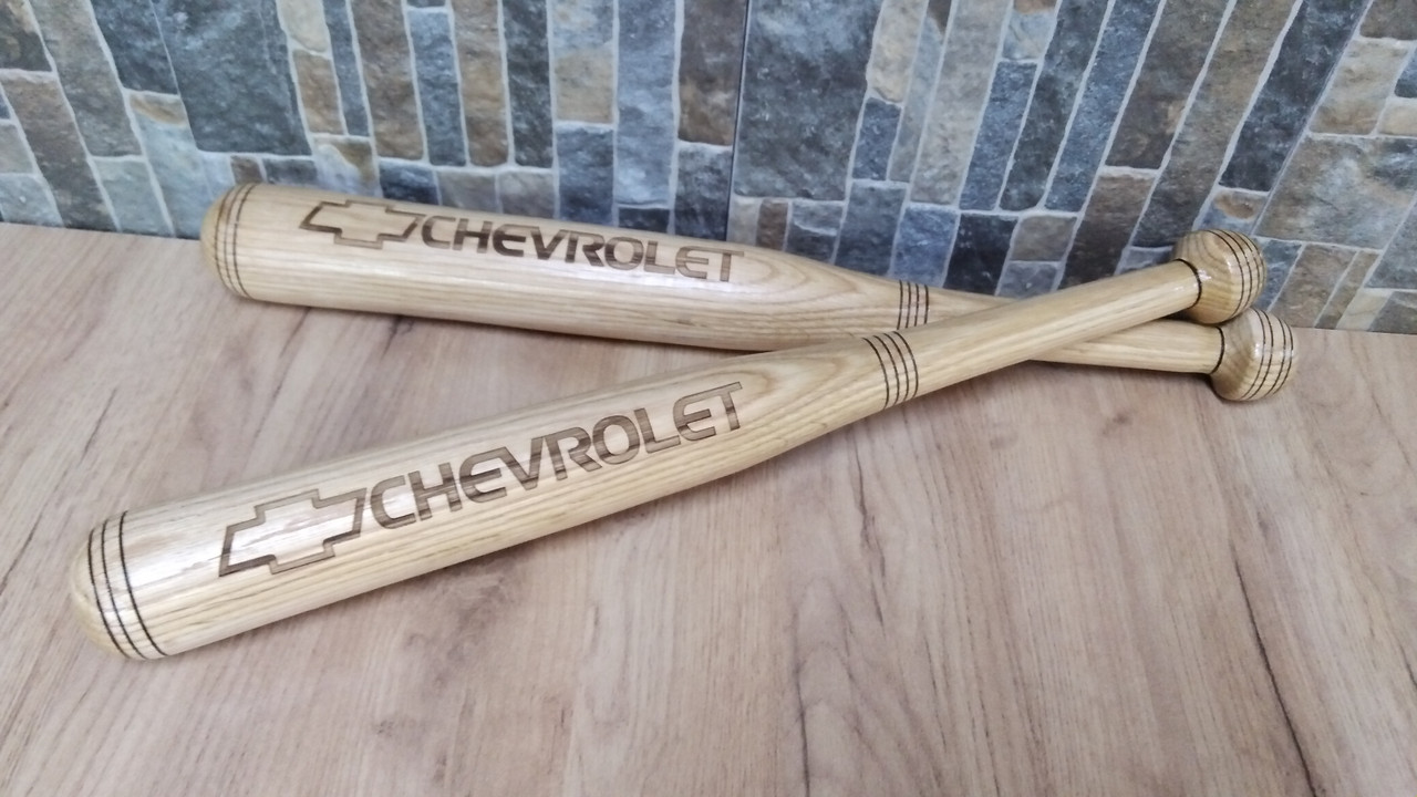 Бейсбольна дерев'яна бита із логотипом авто "Chevrolet"
