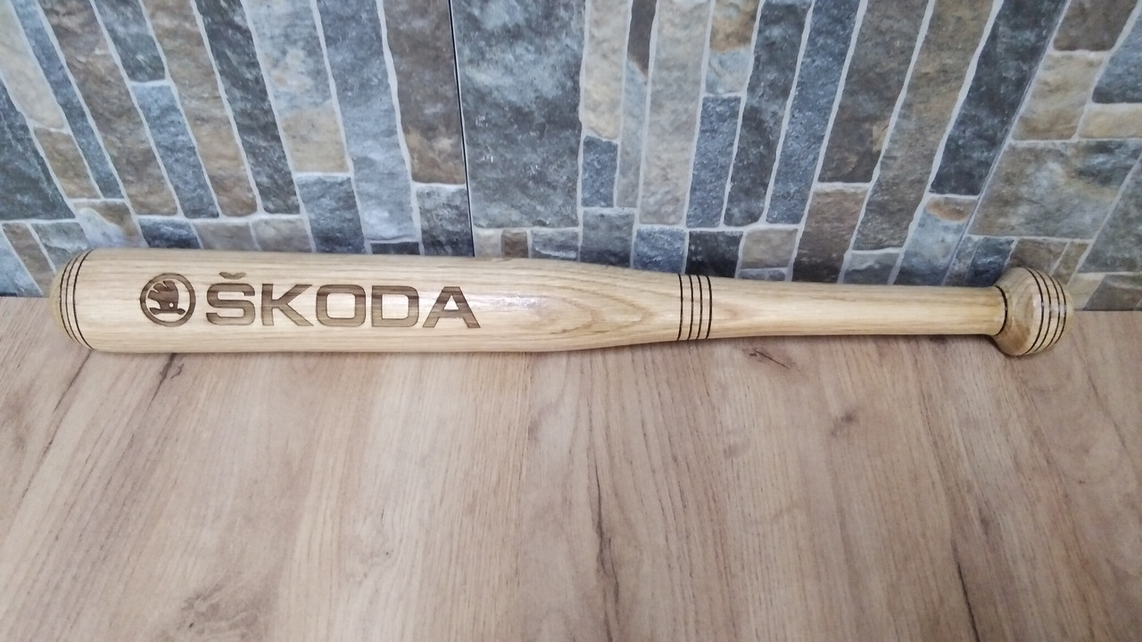 Бейсбольна дерев'яна бита з логотипом авто "Škoda"
