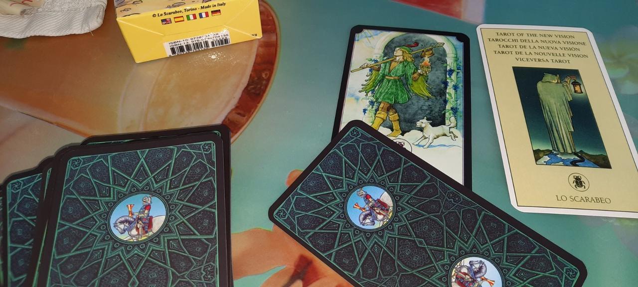 Nev Vision Tarot. Карты Таро Нью Вижн. Современная интерпретация колоды Райдера Уэйта. Радужная колода. - фото 6 - id-p573947450