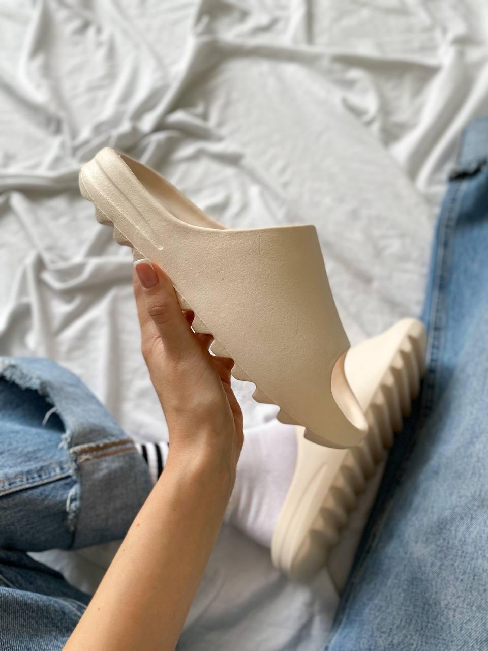Тапочки чоловічі бежеві Adidas Yeezy Slide (09283)