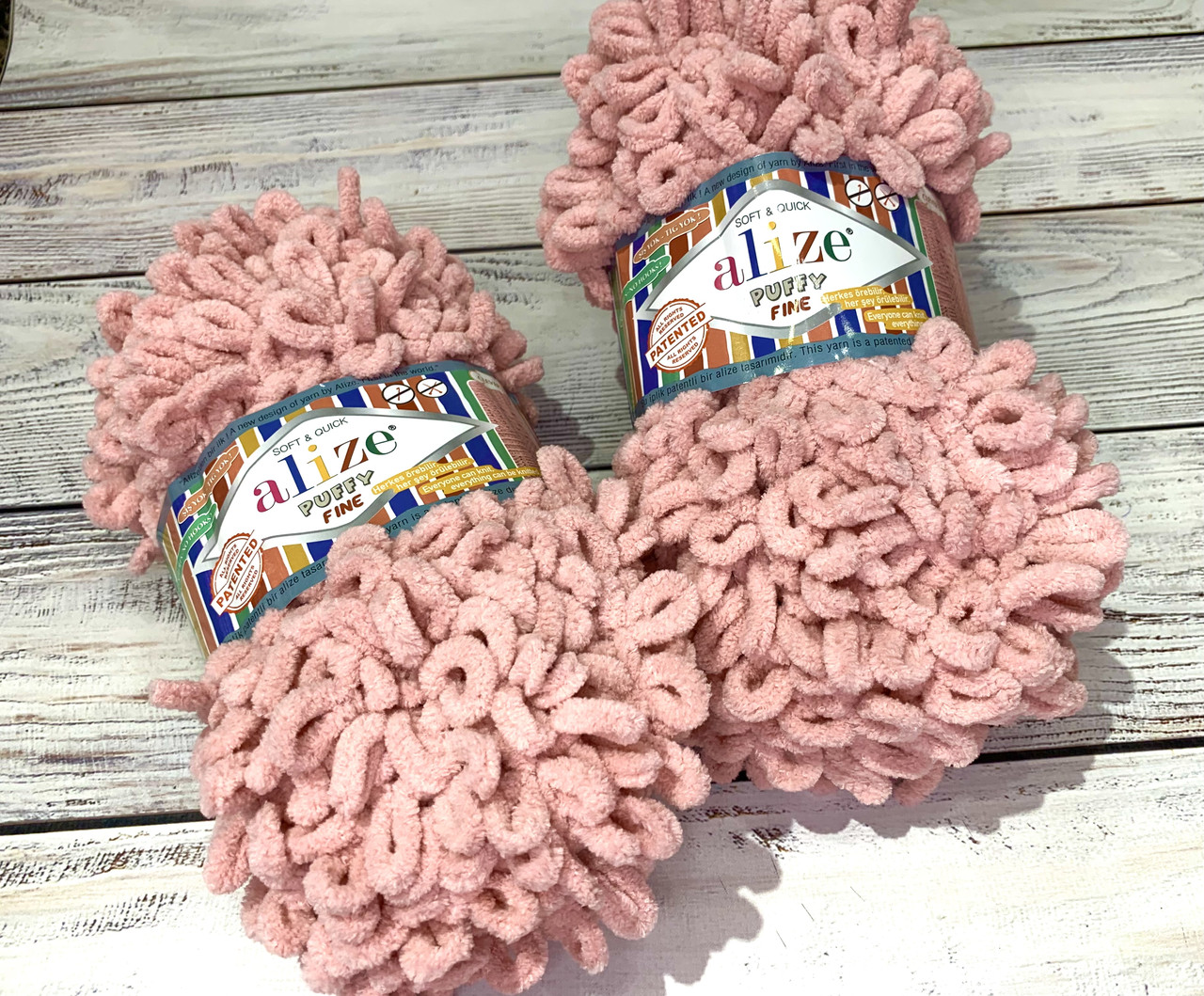 Нитки в'язальні Alize Puffy fine. 100 г. 14.5 м. Колір — пудра 161