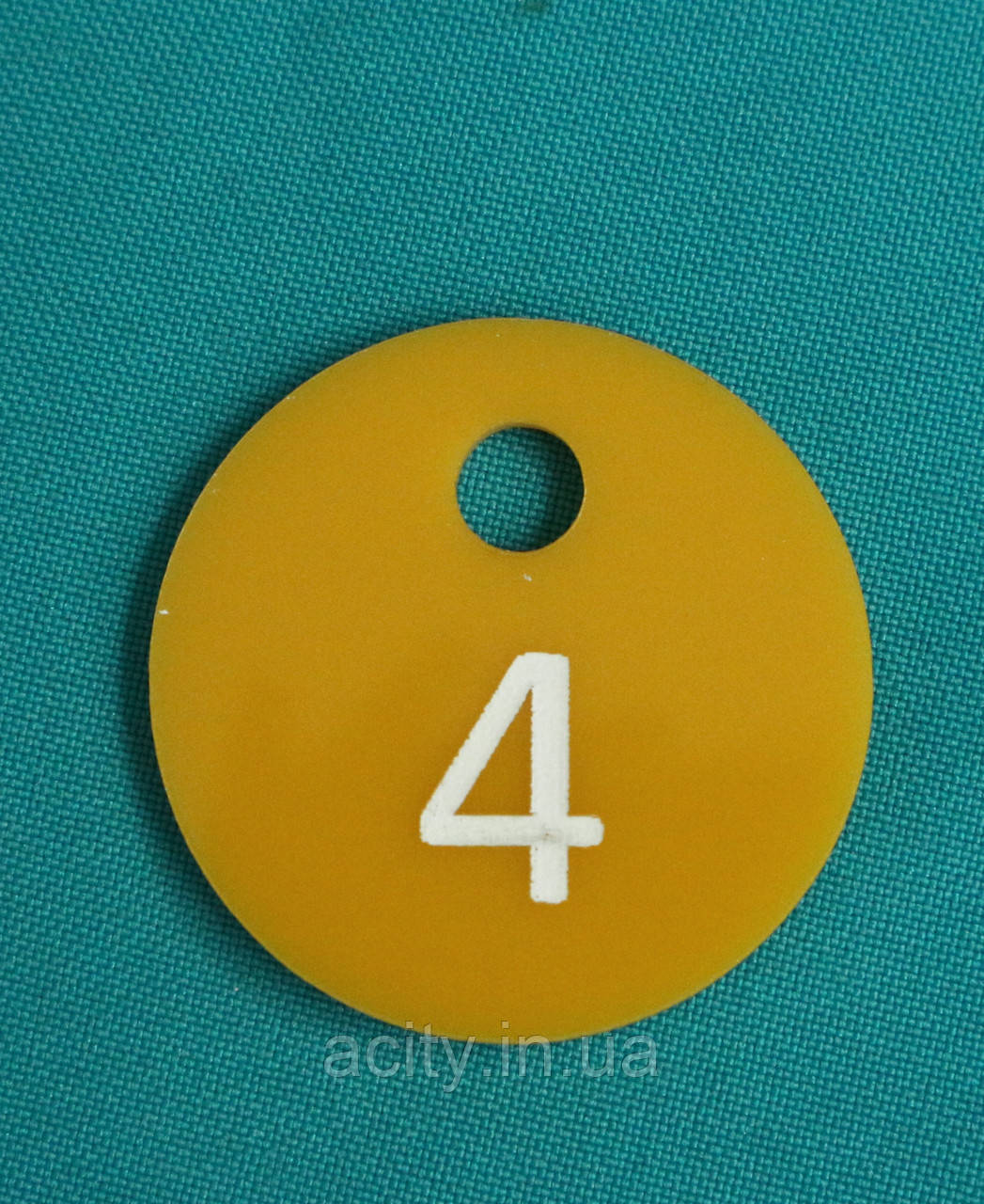 Брелок с номером на ключи для шкафчиков, нумерация на ключи желтый - фото 1 - id-p1669216038