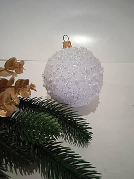 Новорічна іграшка "Куля 100 мм білий снігопад" з пластику
