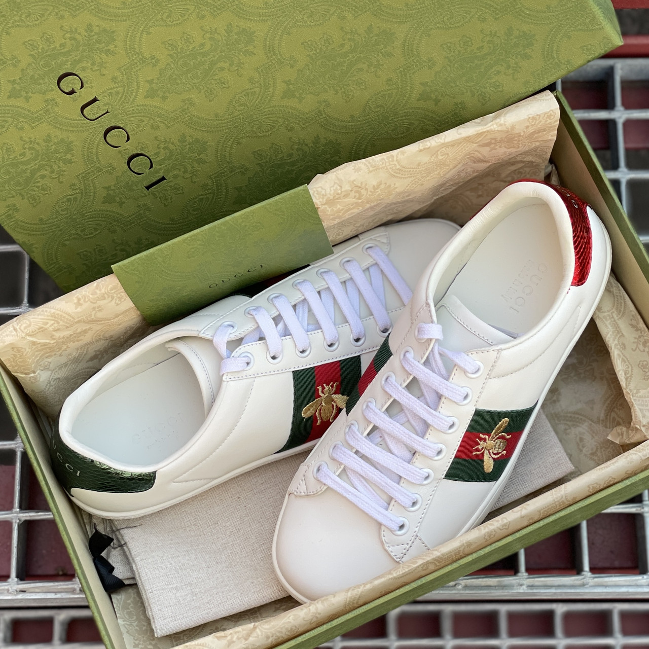 Кеди жіночі Gucci Ace з бджолою білі