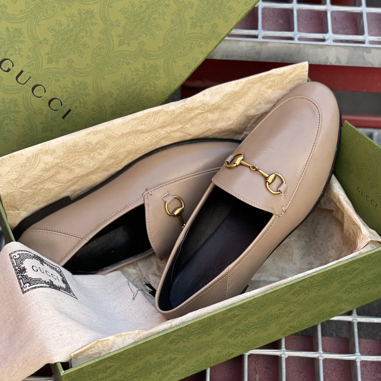 Лофери жіночі біжеві Gucci