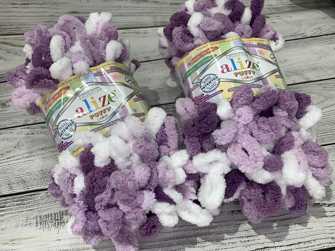 Нитки в'язальні Alize Puffy color. 100 г. 9 м. Колір — білий і відтінки фіолетового 5923, фото 1