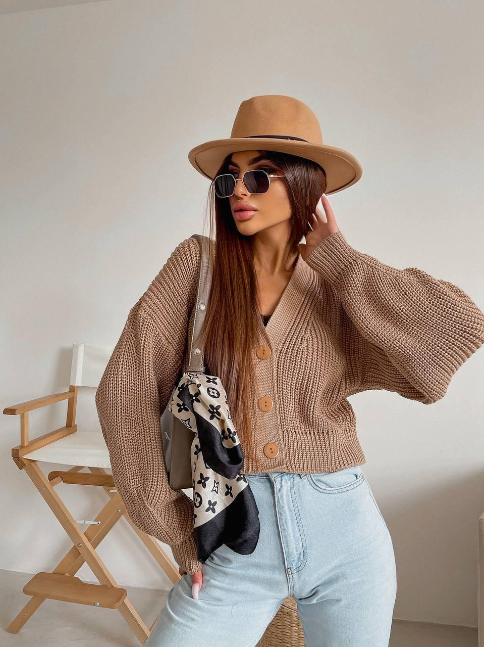 В'язана кофта Brandon жіноча укорочена вільного крою на ґудзиках Ssof1051