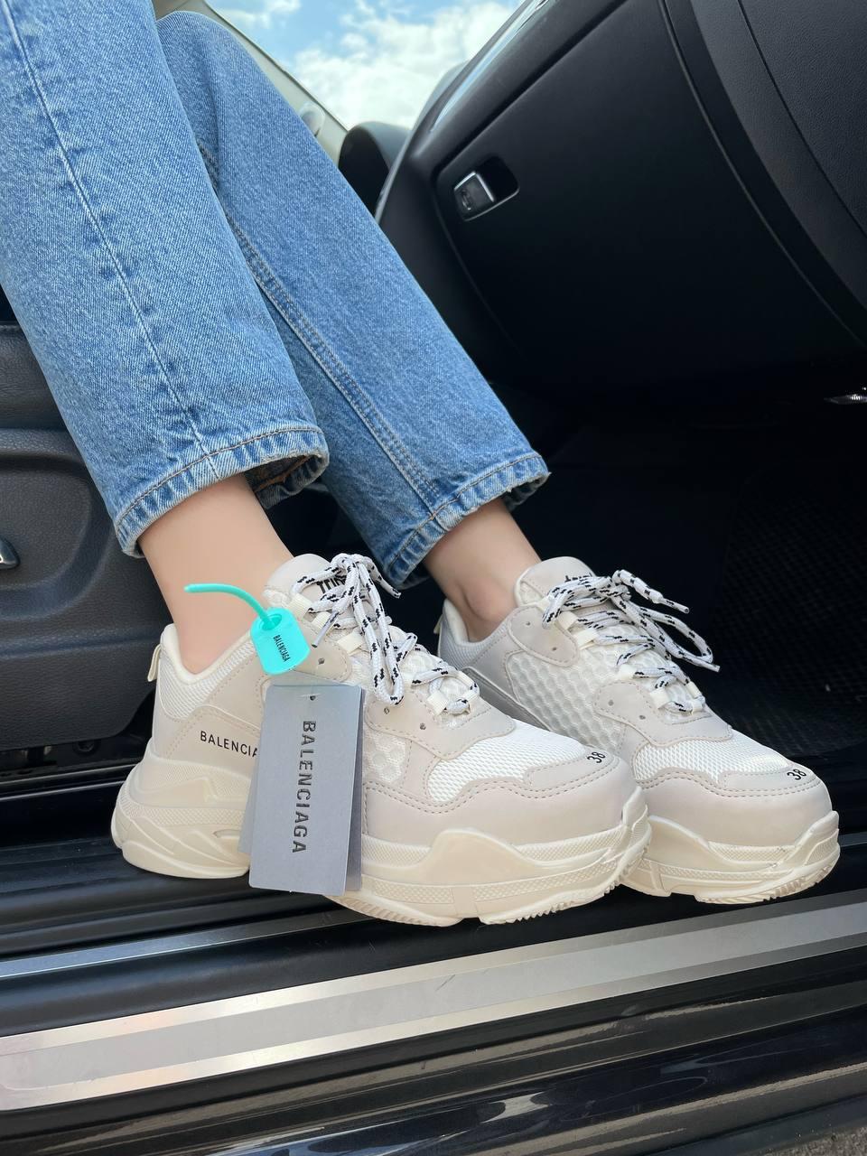 Кросівки жіночі Balenciaga Triple S Beige бежеві демісезонні повсякденні на масивній підошві, фото 1