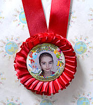 Медаль з розеткою для випускника Червона