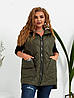 Жіноча подовжена стьобана в ромбик жилетка безрукавка з капюшоном, утеплена синтепоном, великі розміри, фото 6