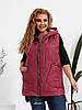 Жіноча подовжена стьобана в ромбик жилетка безрукавка з капюшоном, утеплена синтепоном, великі розміри, фото 10