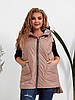 Жіноча подовжена стьобана в ромбик жилетка безрукавка з капюшоном, утеплена синтепоном, великі розміри, фото 2
