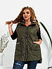 Жіноча подовжена стьобана в ромбик жилетка безрукавка з капюшоном, утеплена синтепоном, великі розміри, фото 6