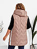 Жіноча подовжена стьобана в ромбик жилетка безрукавка з капюшоном, утеплена синтепоном, великі розміри, фото 3