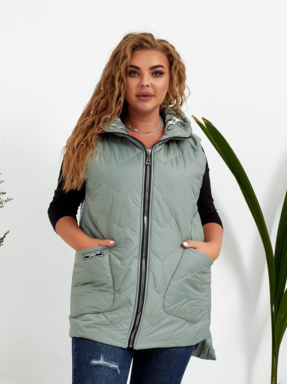 Жіноча подовжена стьобана в ромбик жилетка безрукавка з капюшоном, утеплена синтепоном, великі розміри, фото 1