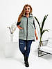 Жіноча подовжена стьобана в ромбик жилетка безрукавка з капюшоном, утеплена синтепоном, великі розміри, фото 3