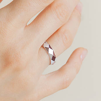 Срібна обручка із об'ємними ромбами