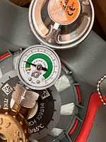 На польский баллон 27л. Газовый Редуктор с клапаном безопасности и манометром Bradas RG A310IE-M