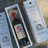 Белая деревянная коробка пенал под бутылку вина с индивидуальной гравировкой