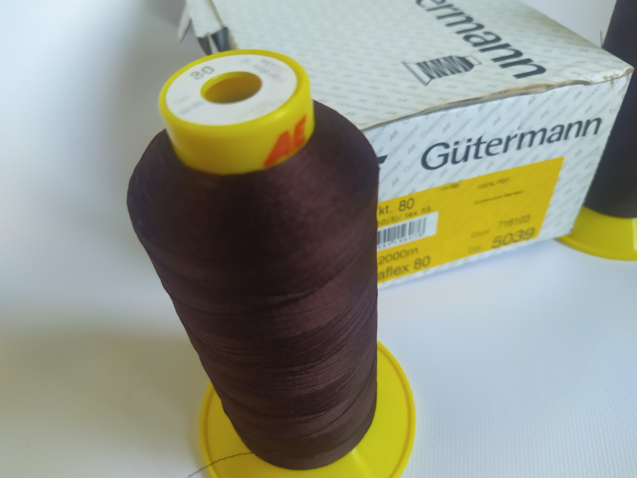 Нитки Gutermann Mara FLEX 80 2000м col 5039 темно-бордовый (эластичные) - фото 4 - id-p1670675828