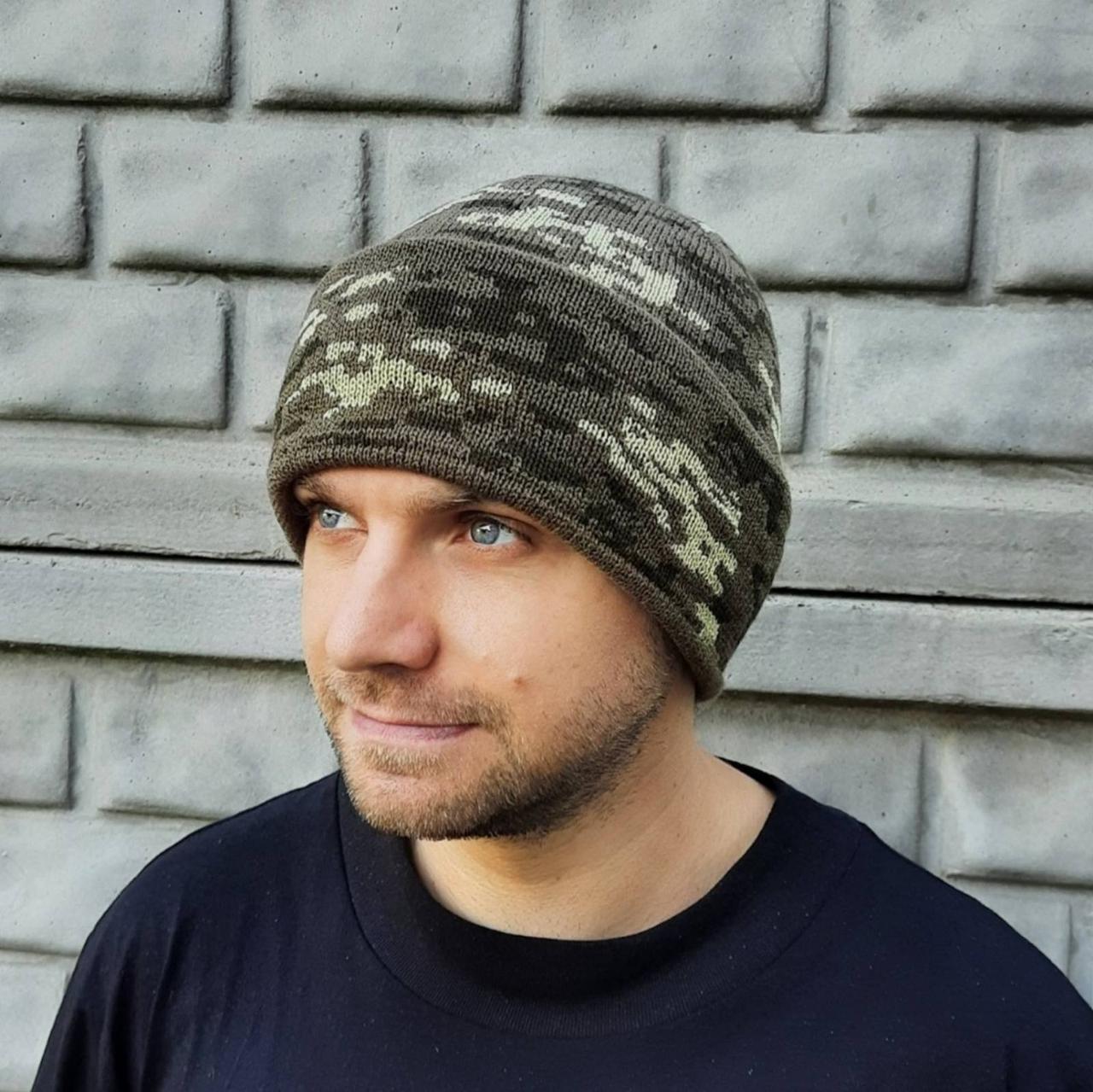Шапка чоловіча класична щільної в'язки з відворотом на флісі ОЛИВА ЧОРНИЙ ТЕМНО-СИНІЙ ПІКСЕЛЬ