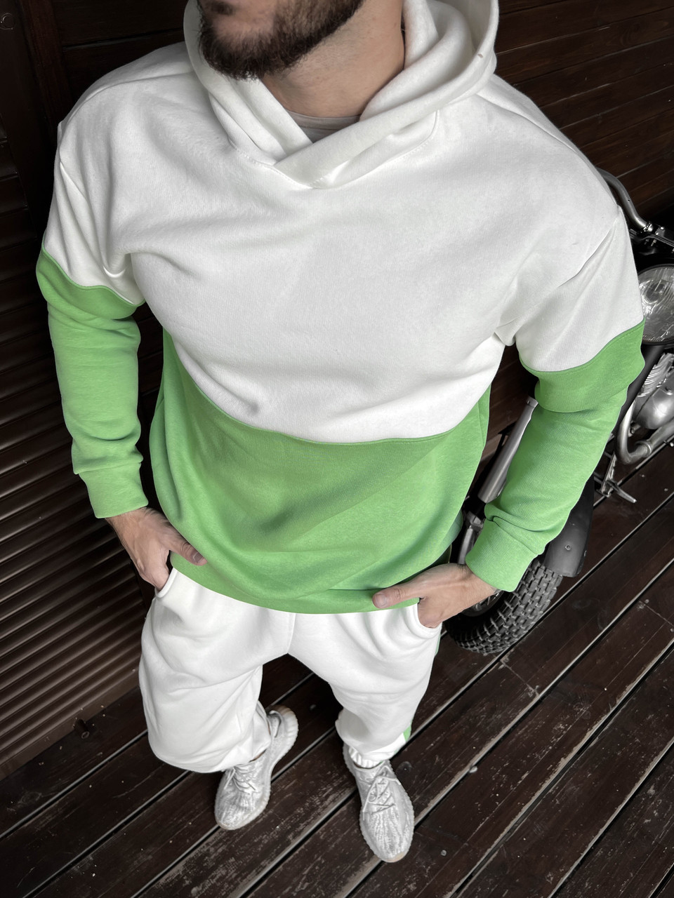 Біло-зелений спортивний костюм на флісі