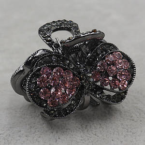 Заколка краб металлический фирмы Zaya темно серебристого цвета с розовыми кристаллами размер 45 Х 33 Х 33 мм