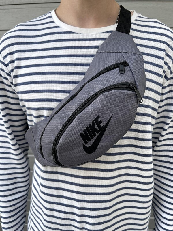 Поясна компактна сумка сірого кольору з чорним лого, фото 1