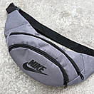 Поясна компактна сумка сірого кольору з чорним лого, фото 4