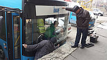 Замена лобового стекла на автобус МАЗ 226 в Харькове 2
