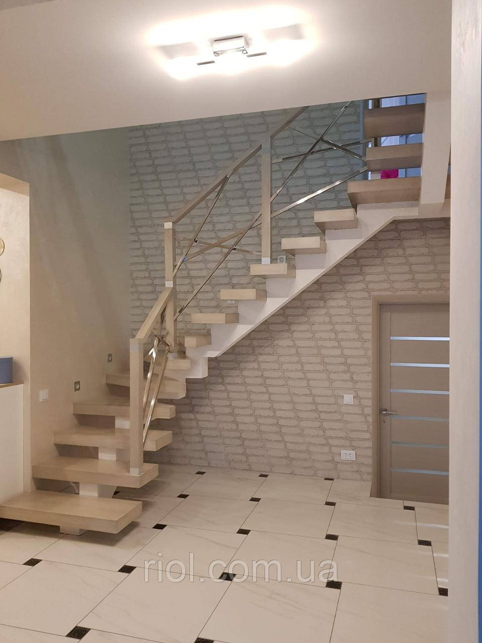 Дерев'яні сходи на другий поверх, фото 1