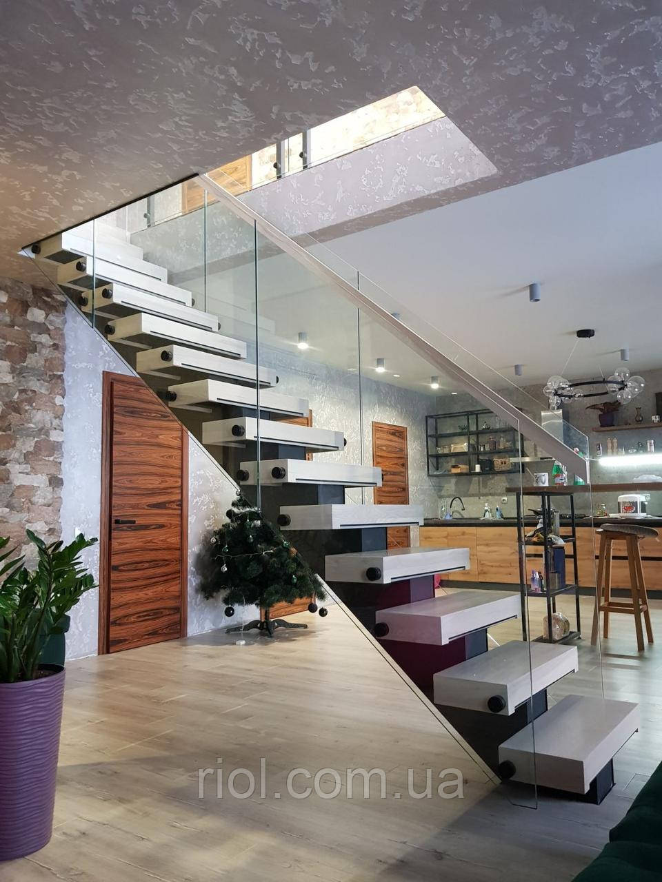 Дерев'яні сходи на другий поверх, фото 1