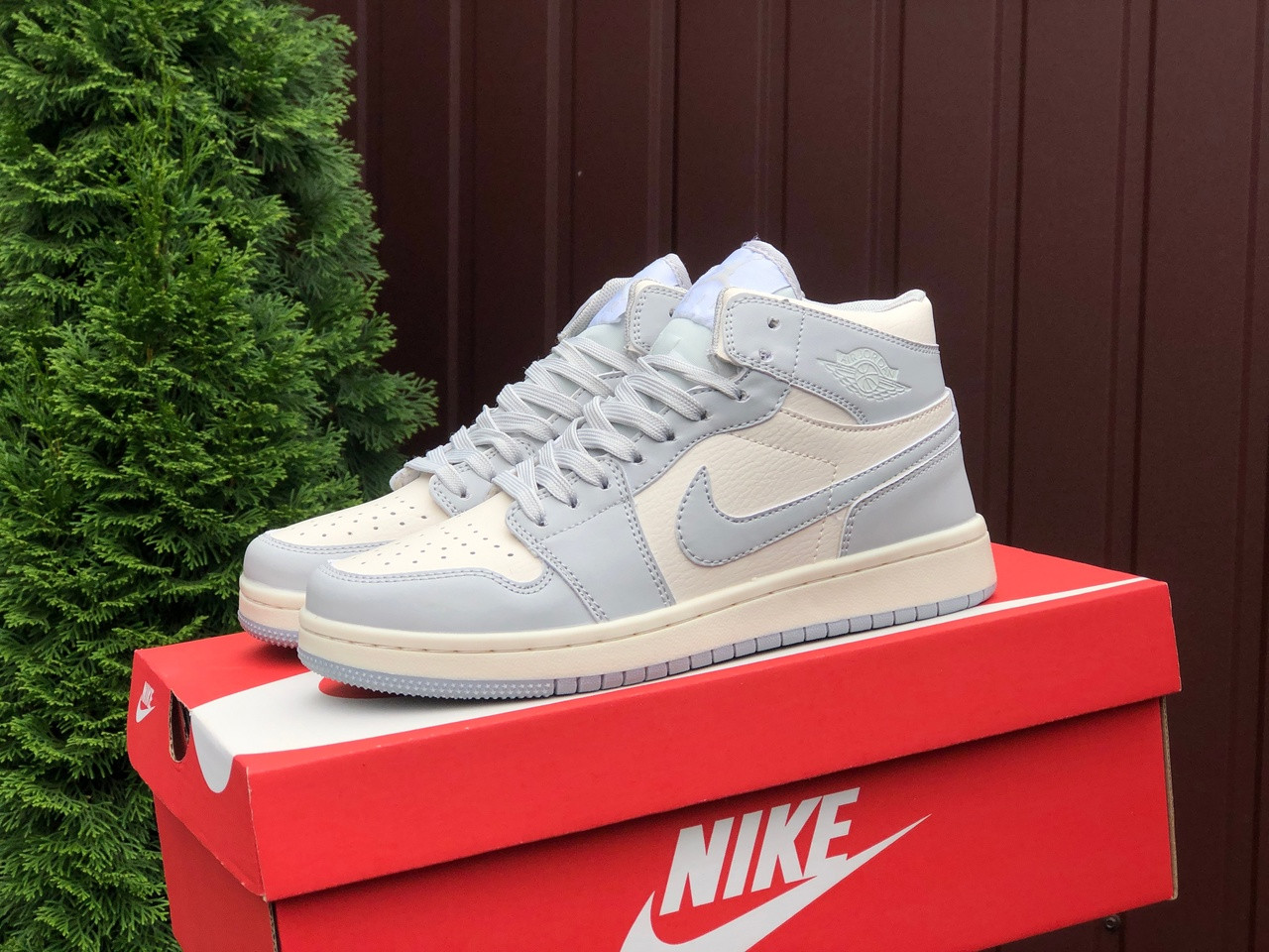 Жіночі демосезонні високі кросівки в стилі Nike Air Jordan, білі