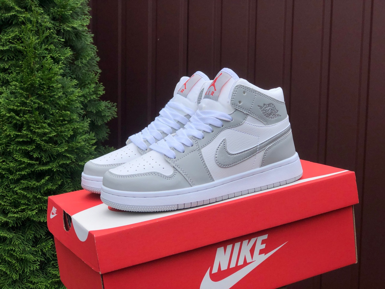 Жіночі демосезонні високі кросівки в стилі Nike Air Jordan, сірі з білим