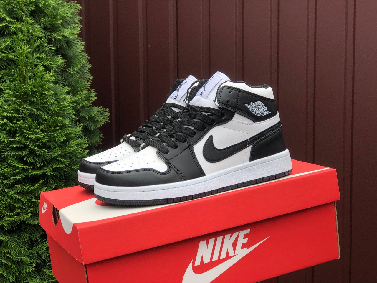 Жіночі демосезонні високі кросівки в стилі Nike Air Jordan, чорні з білим