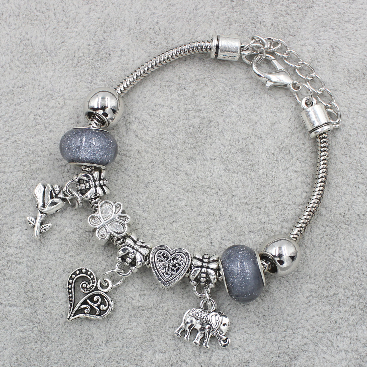 Pandora браслет серебристого цвета сердце с серыми шармами 9 штук длина браслета 22 см ширина 3 мм