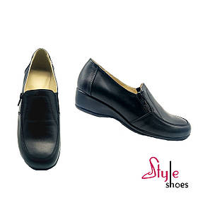 Зручні жіночі туфлі з натуральної шкіри чорного кольору на танкетці  “Style Shoes”